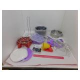 KITCHEN LOT - PIE STANDS, PAPER TOWEL HOLDER & MOR