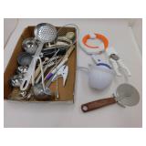 KITCHEN LOT - PIZZA CUTTERS, LADLES, MEASURE CUPS