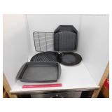 PIZZA PAN & ASSORTED BAKING SHEET LOT