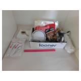 KITCHEN LOT- MEASURING SPOON, VACUUM STOPPERS & MO