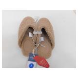 NEW WOMENS SLIPPERS *SIZE 7 *UNIVERSAL THREADS