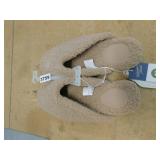 NEW WOMENS SLIPPERS *SIZE 11 *UNIVERSAL THREADS