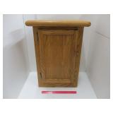 SMALL OAK CABINET / SIDE TABLE OR NIGHT STAND