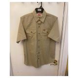 New Wrangler menï¿½s button down shirt size S