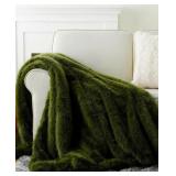 #7 Battilo Lifestyle Faux Fur Throw Blanket