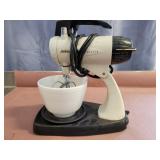 Sunbeam mixer with bowl and beaters. Powers up.