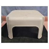 Rubbermaid step stool. 9ï¿½x16x12ï¿½