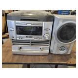 Durabrand stereo with 5 CD changer and one