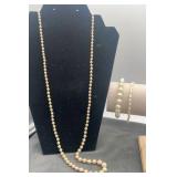 Pearl necklace. 30ï¿½ & 2 bracelets