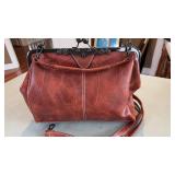 Retro style handbag with kiss closure includes