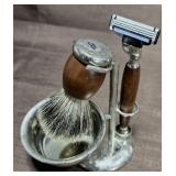 Gentlemanï¿½s Shaving Set With Stand