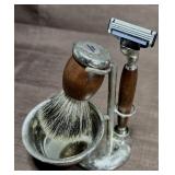 Gentlemanï¿½s Shaving Set With Stand