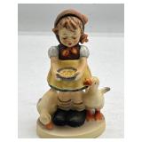 Hummel Girl Feeding Ducks Figurine #197 2/0 4.5"