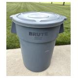 Rubbermaid Brute 44 Gallon Trash Can w/ Lid