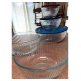 Pyrex mixing bowls some with lids largest is 11