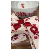 Lands and serving bowls, 10 napkins, four napkin