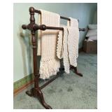 Wood Quilt Rack With Blankets