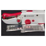 Singer Portable Mending Machine 8in w Equipment