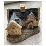 David Winter Cotswold Cottage Figurine