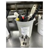 Plastic stock pot with 16 knives, sharpener by Mon