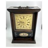 Battery Operated Mantle Clock in working order