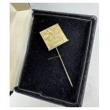 10kt Stick pin w/ horse jumping motif - 7.41 gtw