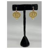 18kt figural medallion drop earrings - 8.53 gtw -