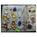 Elegant costume jewelry incl floral necklace with