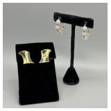 Two 14kt earrings: hoops and studs - 10.55 gtw