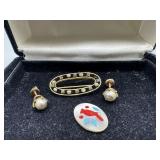 10kt Broach w/ little pearls and blue stones,