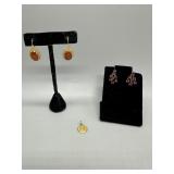 18kt pendant 1.5gtw & Two 14kt earrings 7.9gtw