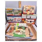 O & S gauge train buildings boxes & plastic fence