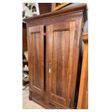 Linen press with double drawers and double doors -