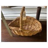 WOVEN BASKET W/ HANDLE
