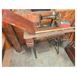 ANTIQUE SINGER SEWING MACHINE IN CABINET