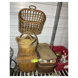 GROUP OF PICNIC BASKETS AND ASSORTED GLASSWARE, UN