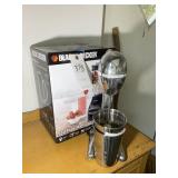 BLACK AND DECKER BLENDER AND VINTAGE HAMILTON BEAC