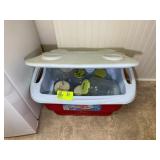 RUBBERMAID COOLER WITH ASSORTED 1 GALLON JARS