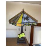 TABLE LAMP WITH STAIN GLASS STYLE PLASTIC SHADE, R