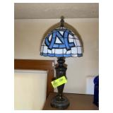 TABLE LAMP WITH STAIN GLASS STYLE PLASTIC SHADE UN