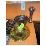 GROUP OF GUFUS GLASS BOWL AND CARNIVAL GLASS BOWL