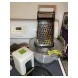 GROUP OF KITCHEN TOOLS, SALAD SPINNER WITH GLASS B