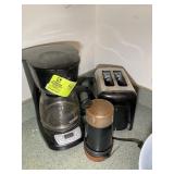 GROUP OF KITCHEN APPLIANCES, BLACK AND DECKER COFF