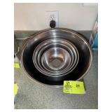 GROUP OF 5 STAINLESS MIXING BOWLS