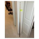 VINTAGE POOL QUE/WALKING STICK, WITH BRASS ENDS, C