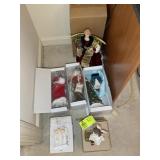 GROUP OF CHRISTMAS FIGURINES, STOCKING HANGERS, ET