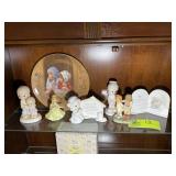 TOP SHELF OF CABINET, COLLECTABLES INCLUDING PLATE