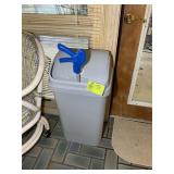 PLASTIC TRASH CAN 13 GALLON AND GRABBER