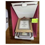 TOTE WITH MISC PICTURE FRAMES