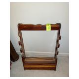 FOUR GUN WOODEN GUN RACK WITH DRAWER, TOP LEFT ARM